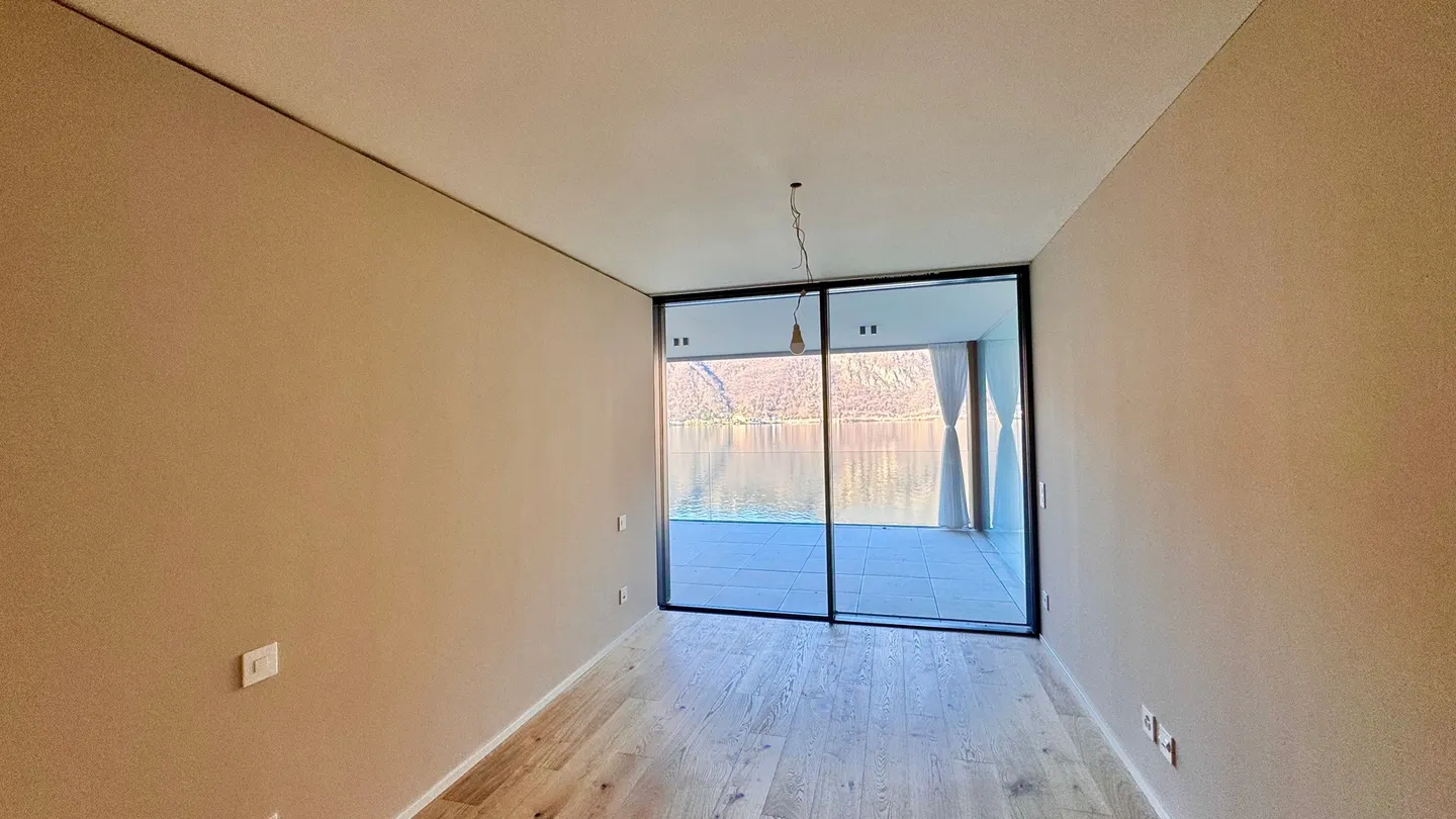 Nuova residenza prestigiosa direttamente sul Lago di Lugano con piscina all'aperto, giardino, spiaggia e molo privato - - Foto 4 di 10