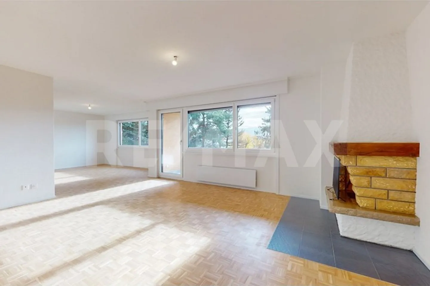 Appartement rénové avec balcon - Photo 3 sur 8