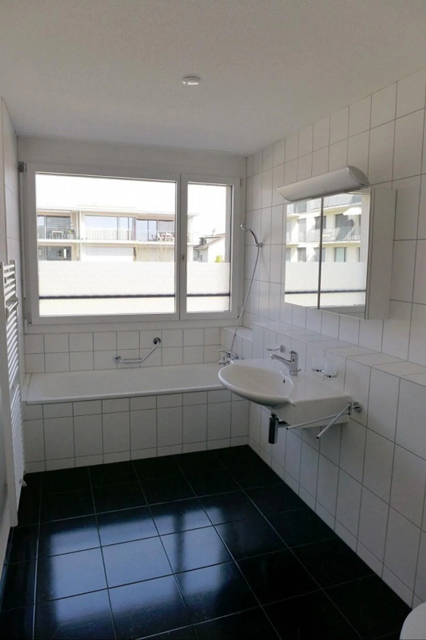 Appartement spacieux et moderne - Photo 5 sur 13