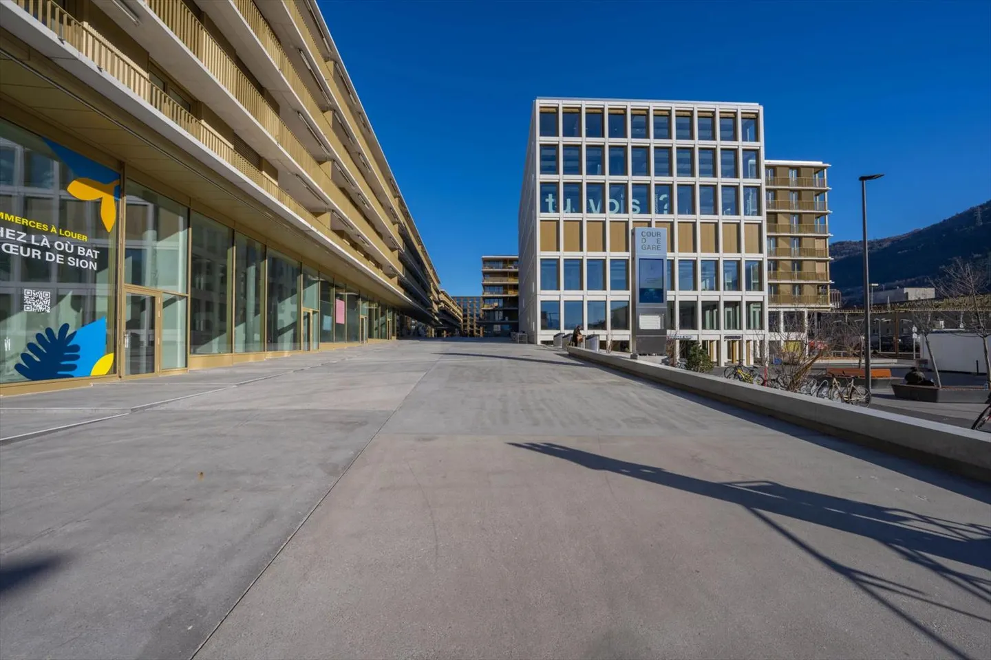 Superbe arcade commerciale de 271.11 m2 à louer dans le nouveau quartier Cour de Gare à Sion - Photo 1 sur 12