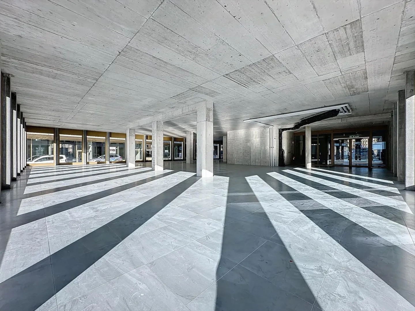 Superbe arcade commerciale de 271.11 m2 à louer dans le nouveau quartier Cour de Gare à Sion - Photo 2 sur 12