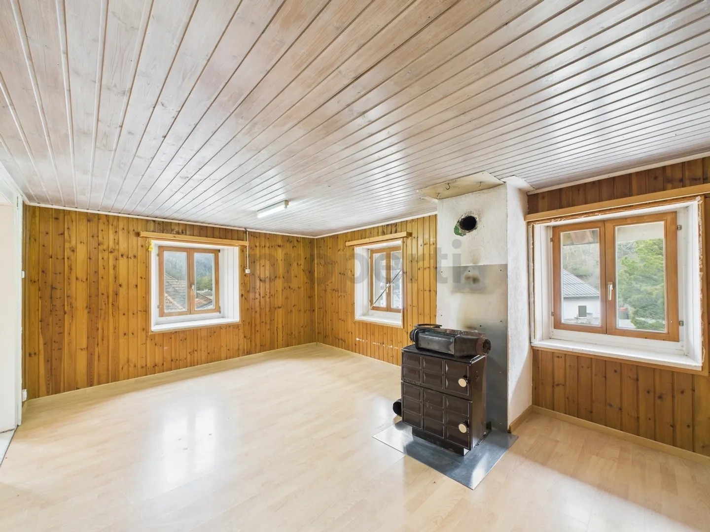 3.5-Zimmer Dachwohnung mit historischem Charme in Surava - Foto 1 von 13