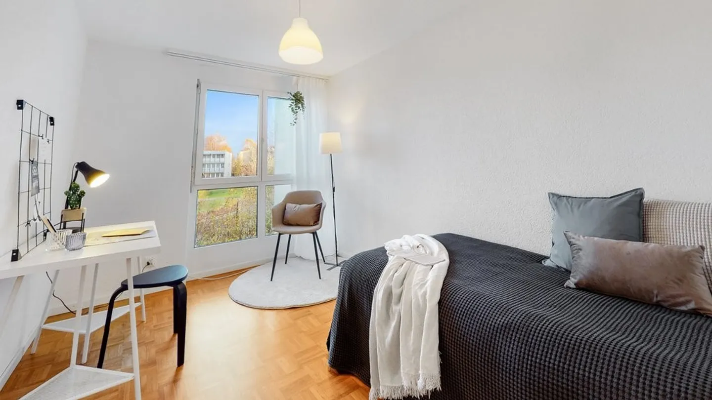 4.5-Zimmerwohnung mit Gartensitzplatz und eigener Waschküche - Foto 5 von 12