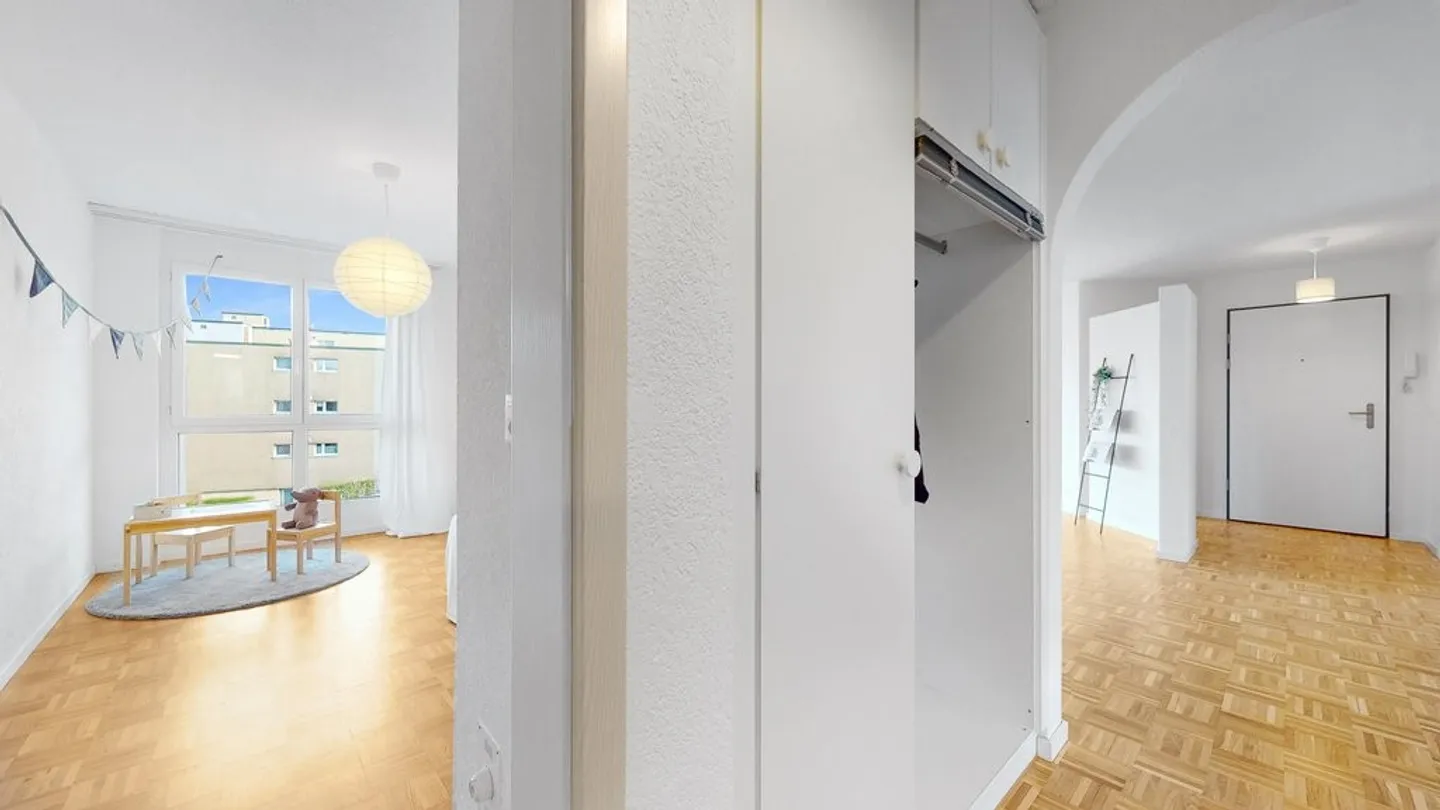 4.5-Zimmerwohnung mit Gartensitzplatz und eigener Waschküche - Foto 6 von 12