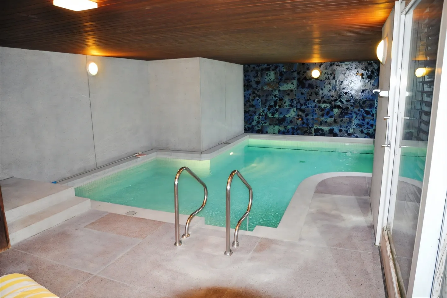 Modern 2.5-room apartment with pool - Photo 1 of 12