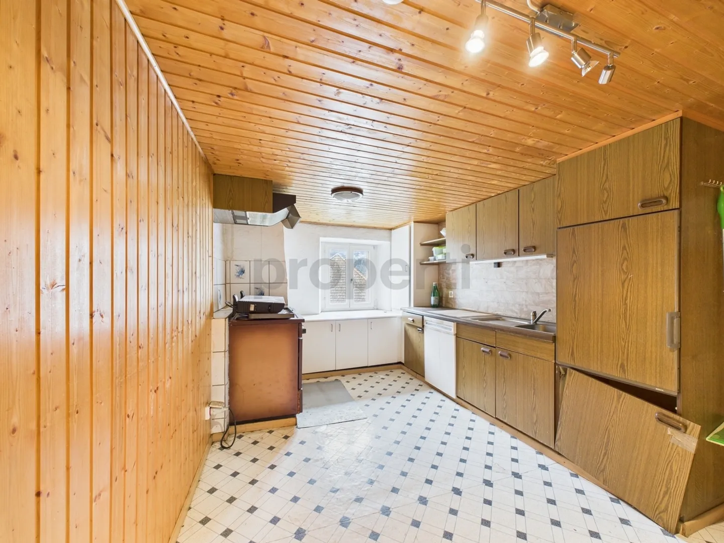 3.5-Zimmer Dachwohnung mit historischem Charme in Surava - Foto 4 von 13