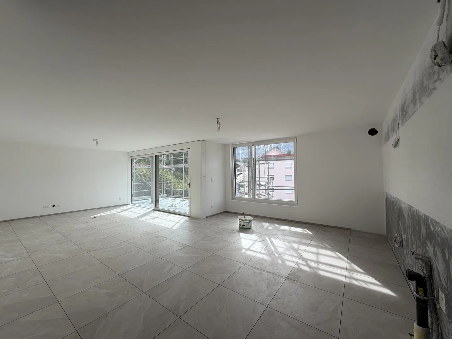 Nuovo appartamento spazioso di 5,5 locali con grande balcone sud-est - Foto 1 di 19