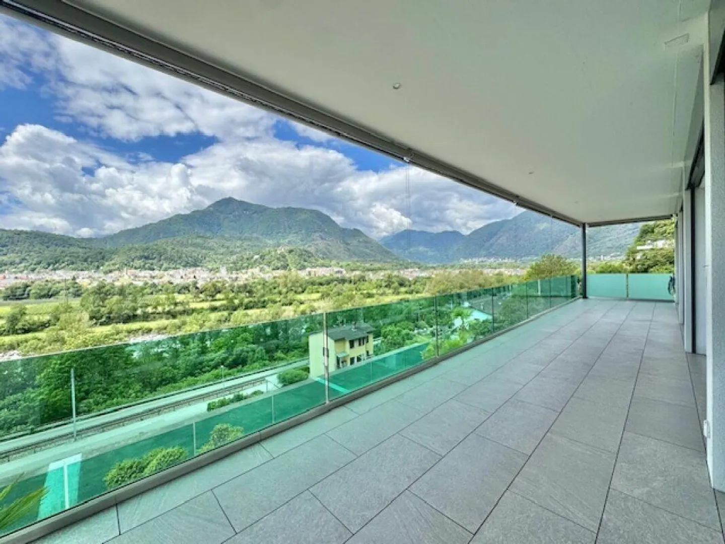ZU VERKAUFEN IN SOLDUNO - FANTASTISCHES PENTHOUSE MIT ATEMBERAUBENDEM BLICK - Foto 1 von 23