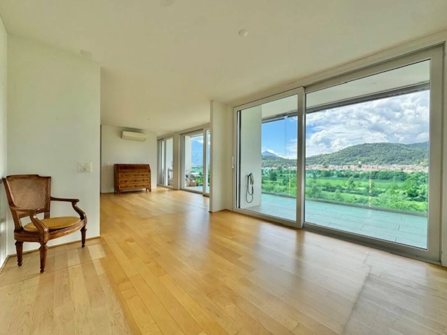 ZU VERKAUFEN IN SOLDUNO - FANTASTISCHES PENTHOUSE MIT ATEMBERAUBENDEM BLICK - Foto 8 von 23