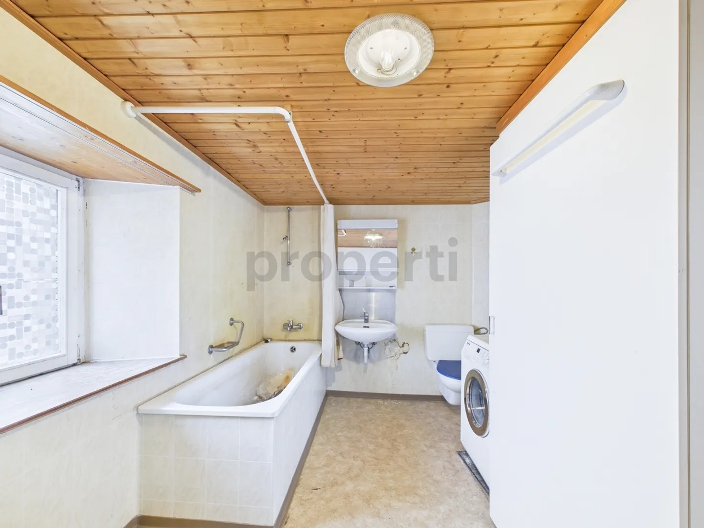 3.5-Zimmer Dachwohnung mit historischem Charme in Surava - Foto 12 von 13