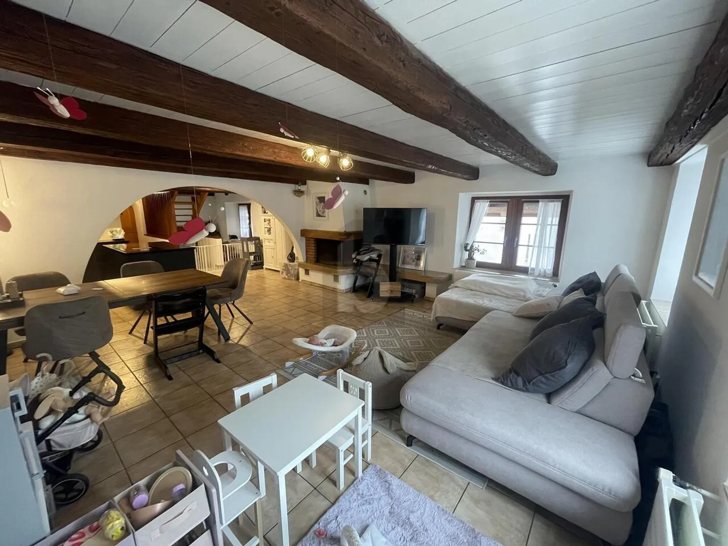 SUR DEUX ÉTAGES AVEC CHEMINÉE ET POUTRES VISIBLE! - Photo 3 sur 6