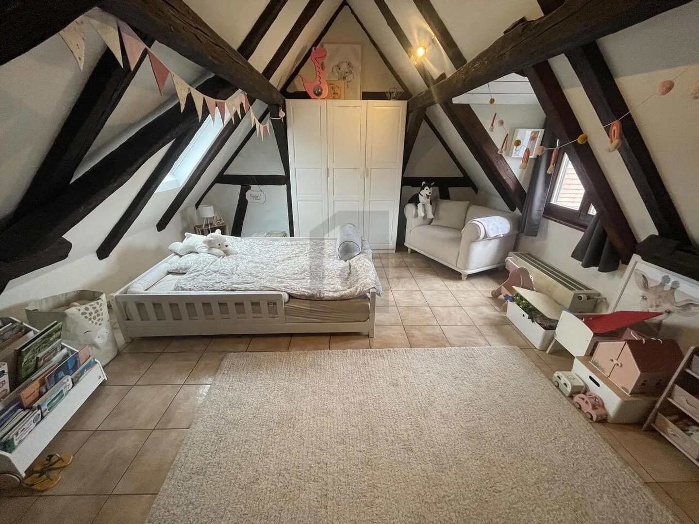 SUR DEUX ÉTAGES AVEC CHEMINÉE ET POUTRES VISIBLE! - Photo 4 sur 6
