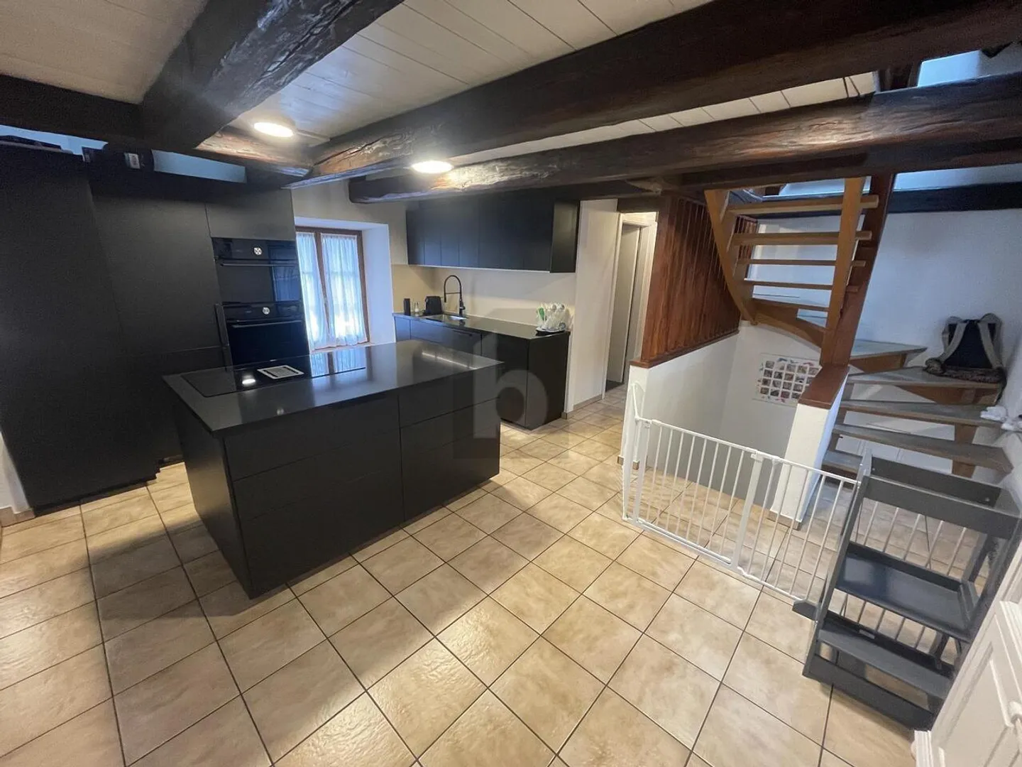 SUR DEUX ÉTAGES AVEC CHEMINÉE ET POUTRES VISIBLE! - Photo 1 sur 6
