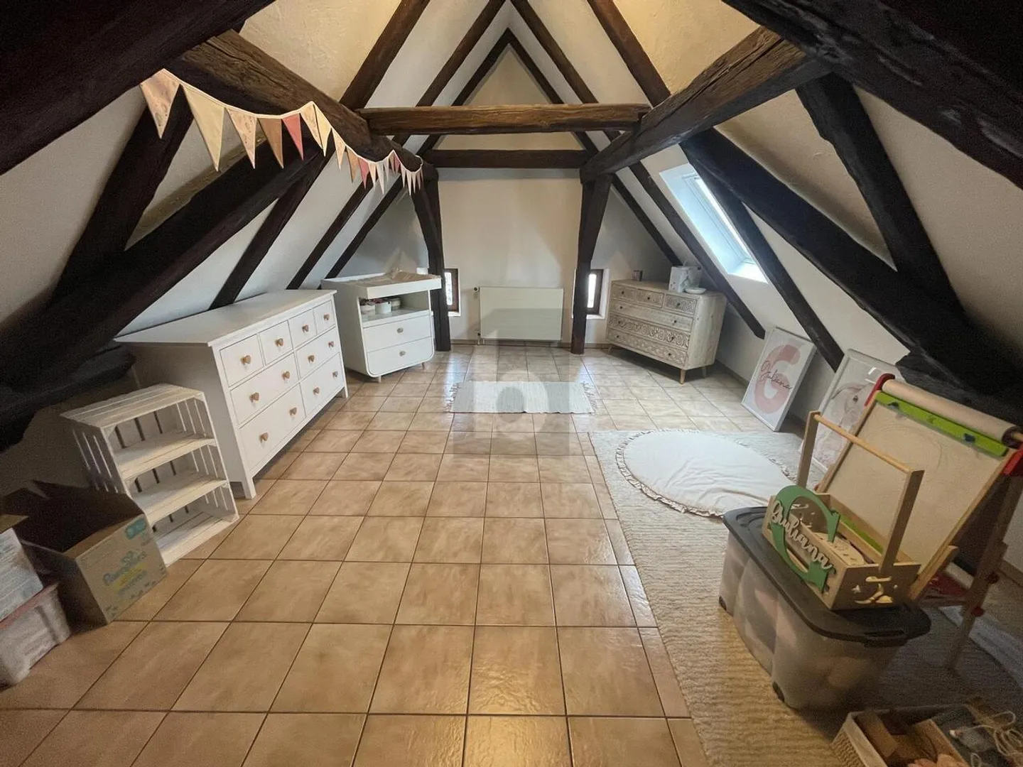 SUR DEUX ÉTAGES AVEC CHEMINÉE ET POUTRES VISIBLE! - Photo 2 sur 6