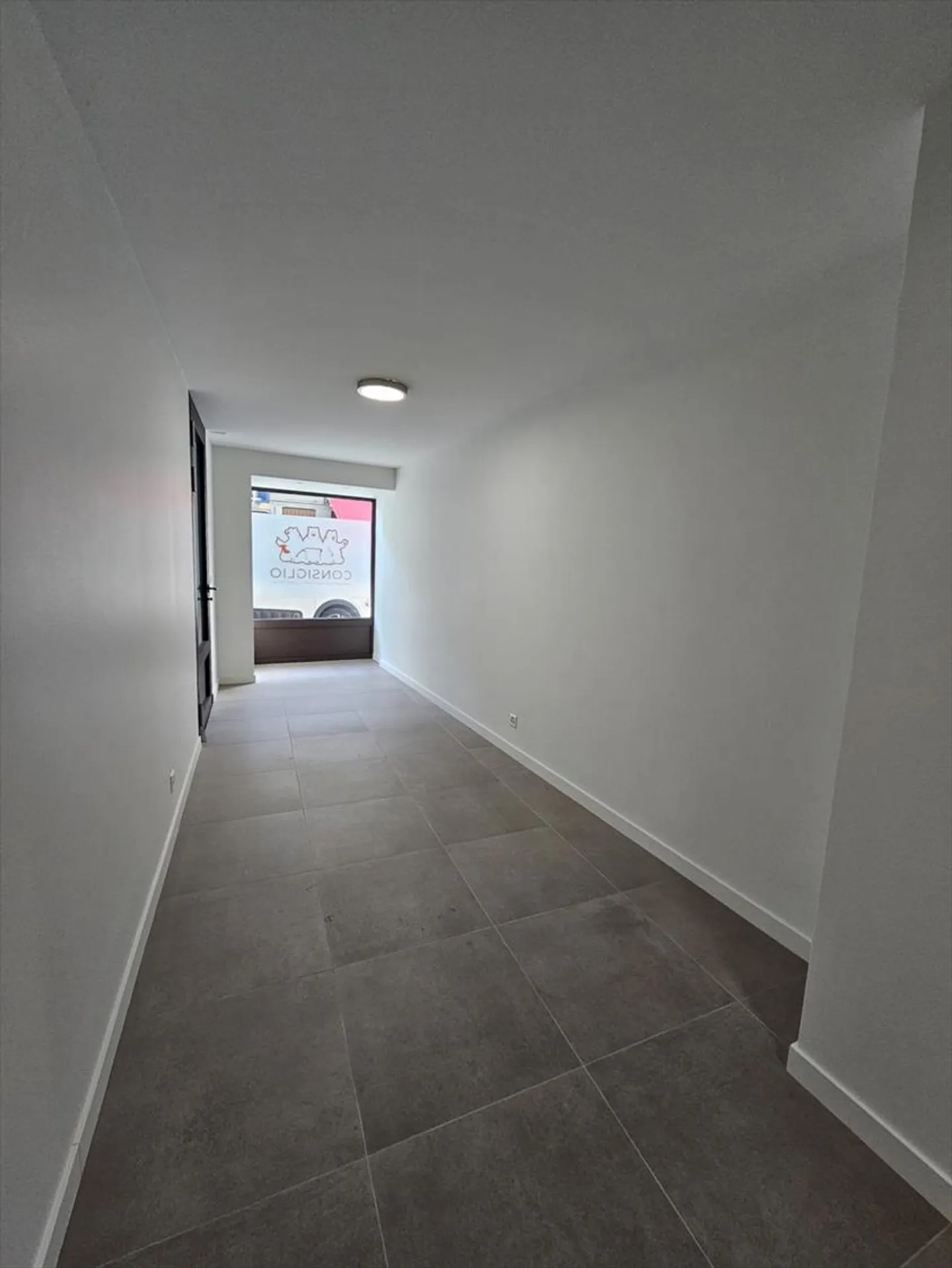 Jolie arcade à louer au centre de Rolle - Photo 2 sur 4