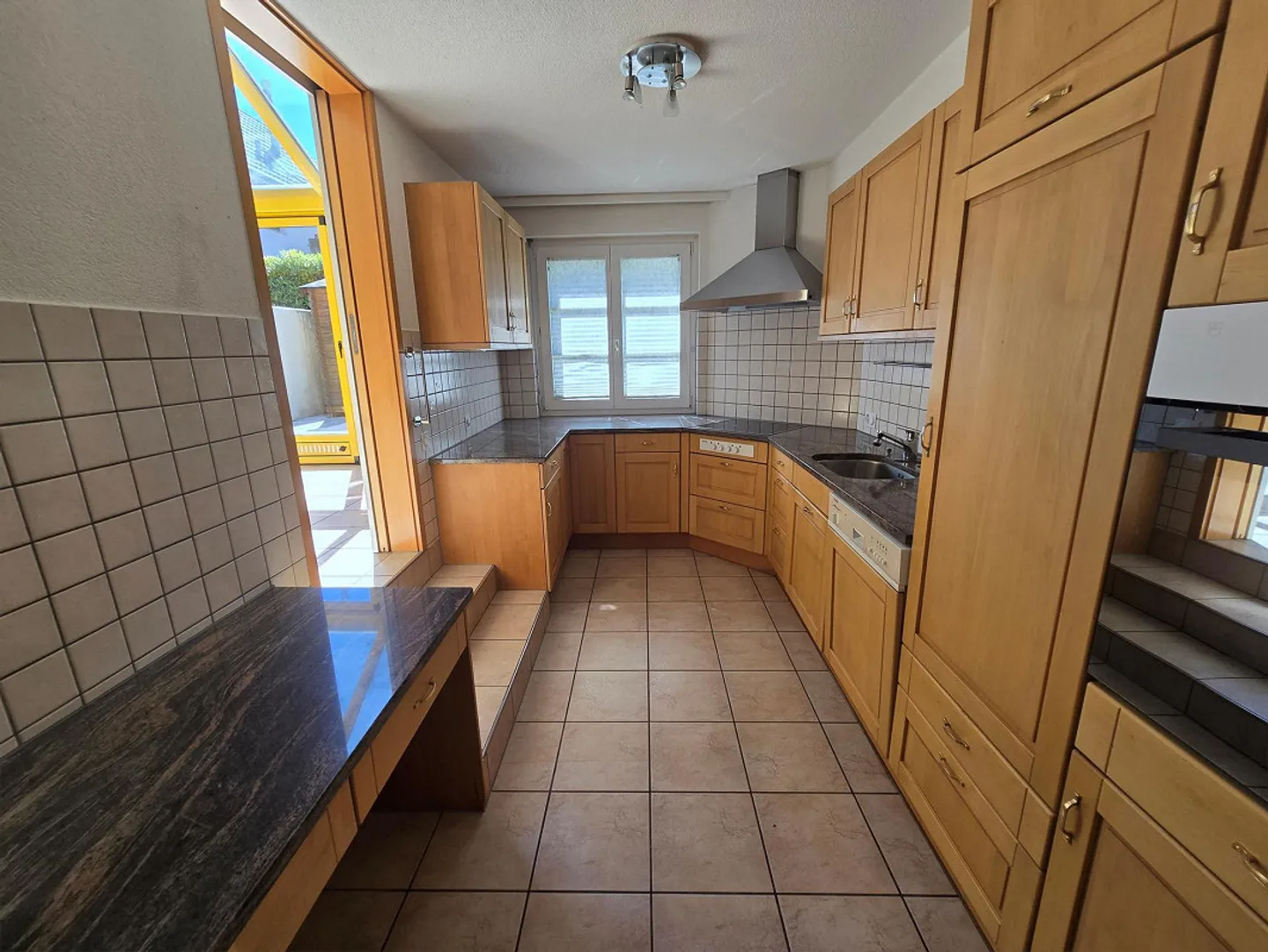 Spacious Garden Apartment with Winter Garden - Photo 9 of 14