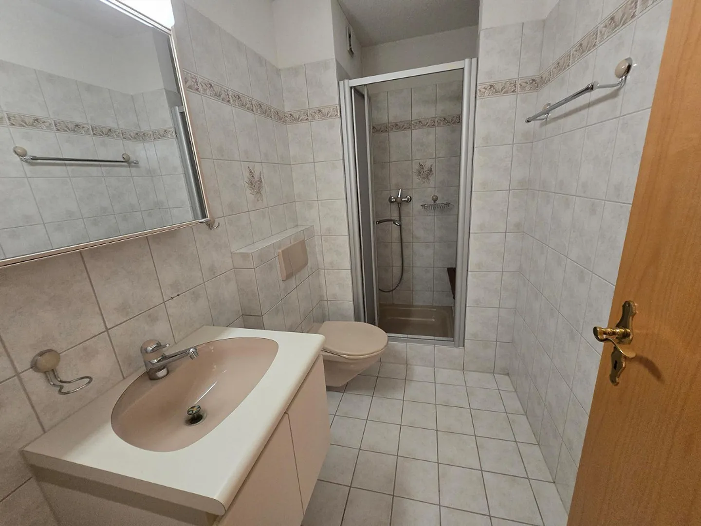 Spacious Garden Apartment with Winter Garden - Photo 11 of 14