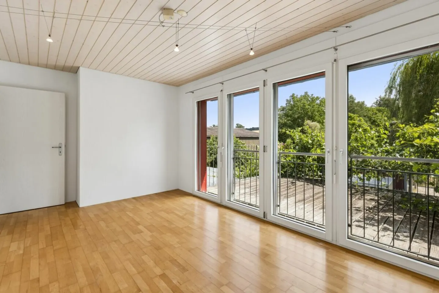 Modernized 4.5-room single-family house with family-friendly surroundings - Photo 8 of 14