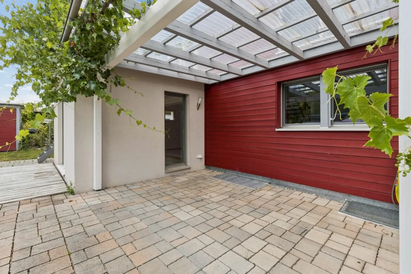 Modernized 4.5-room single-family house with family-friendly surroundings - Photo 2 of 14