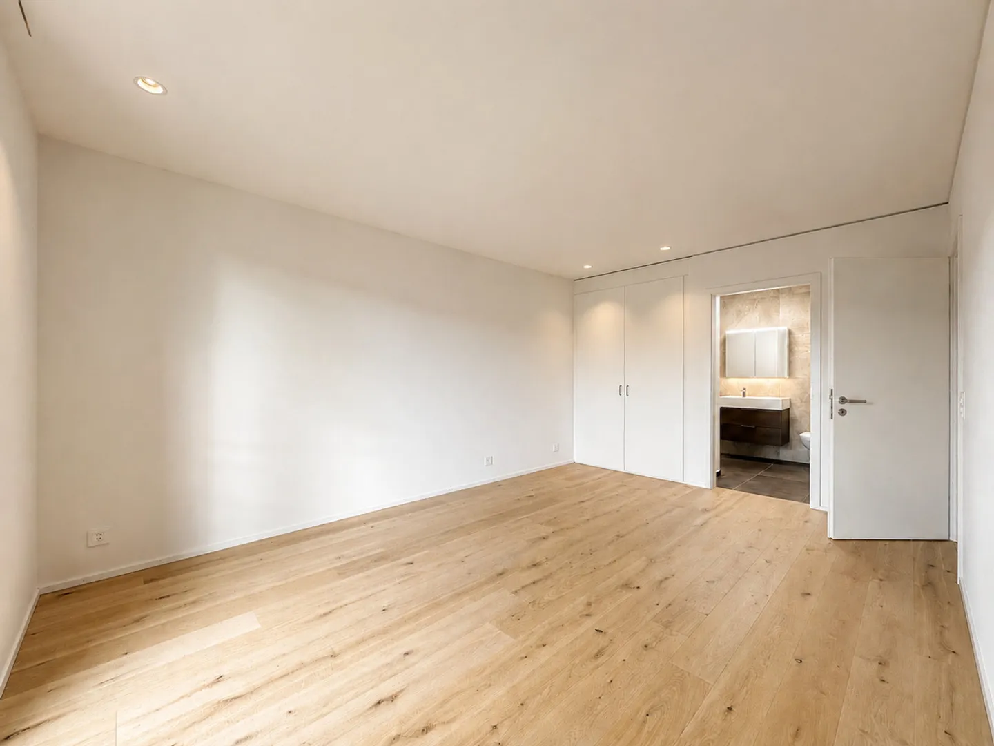Condominium Apartment - Photo 7 of 11