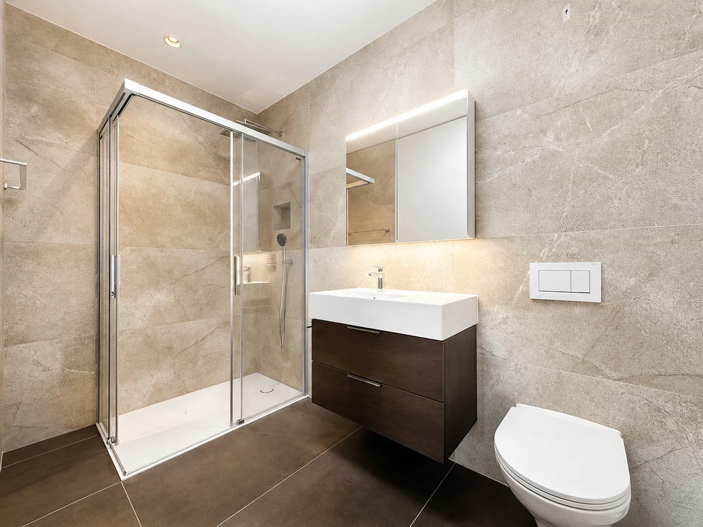 Condominium Apartment - Photo 8 of 11
