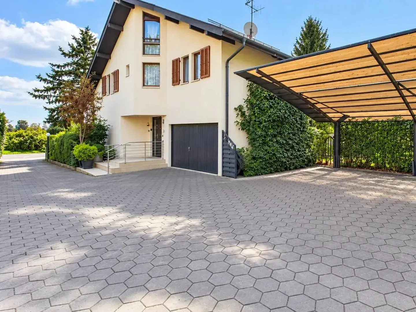 Maison familiale avec jardin - Photo 2 sur 15