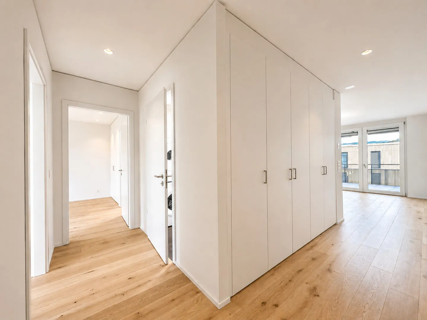 Condominium Apartment - Photo 4 of 11