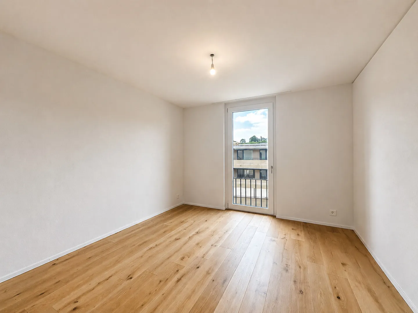 Condominium Apartment - Photo 5 of 11