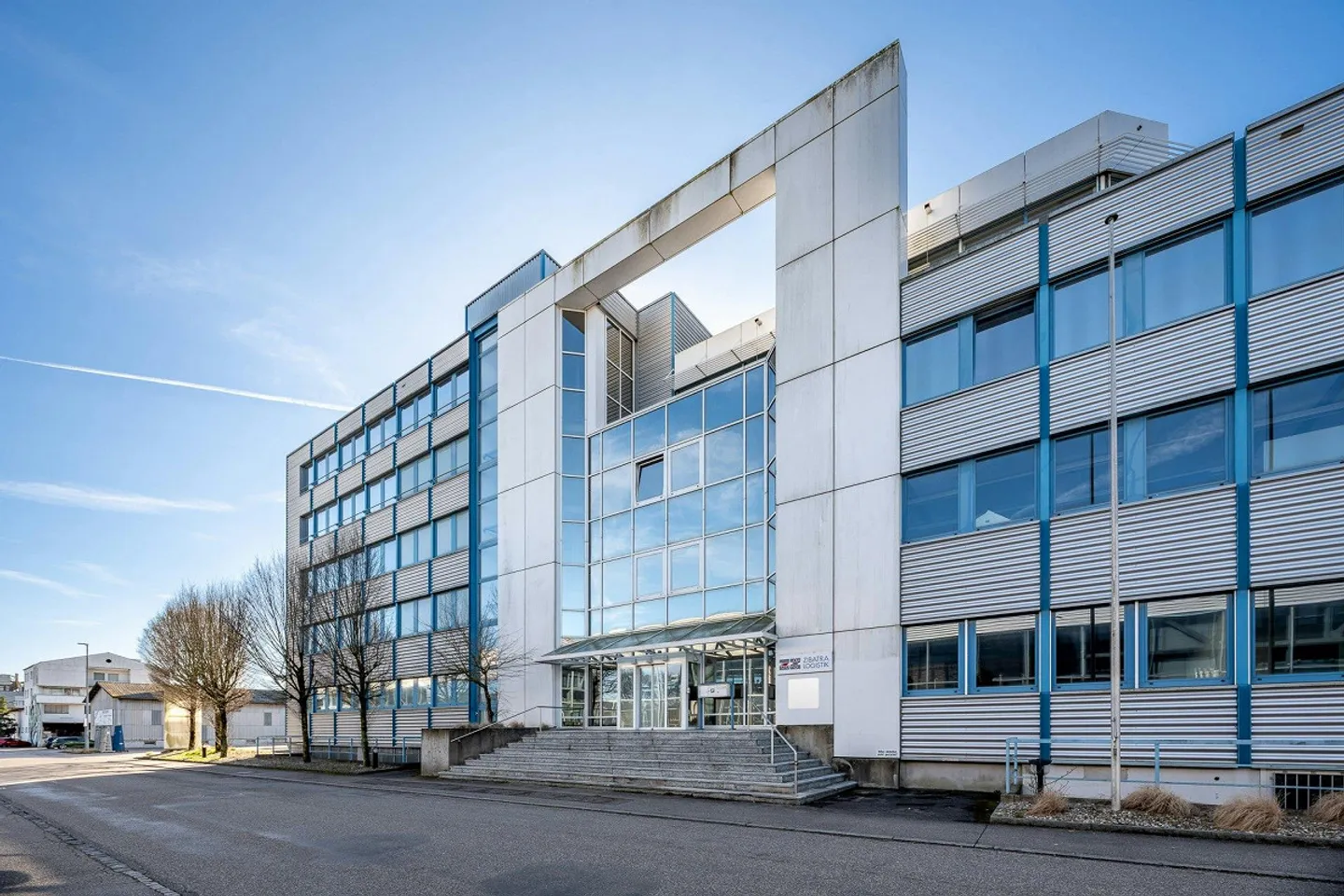 Up to 20,000 m² warehouse/logistics space | Ramps | 130 parking spaces | available... - Photo 1 of 13