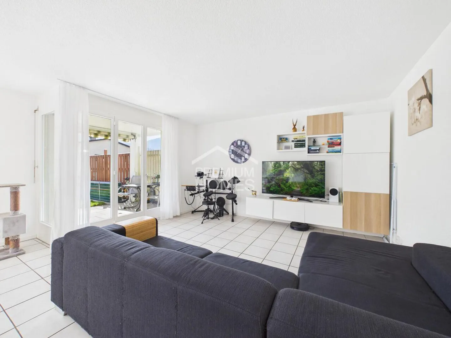 Sunny Dream Home with Private Garden - Photo 2 of 11