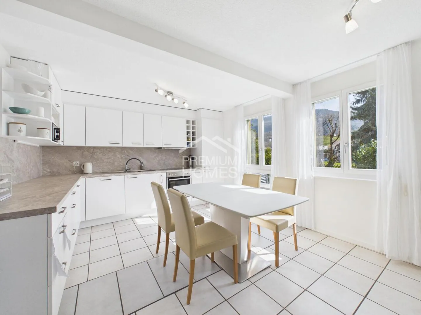 Sunny Dream Home with Private Garden - Photo 4 of 11