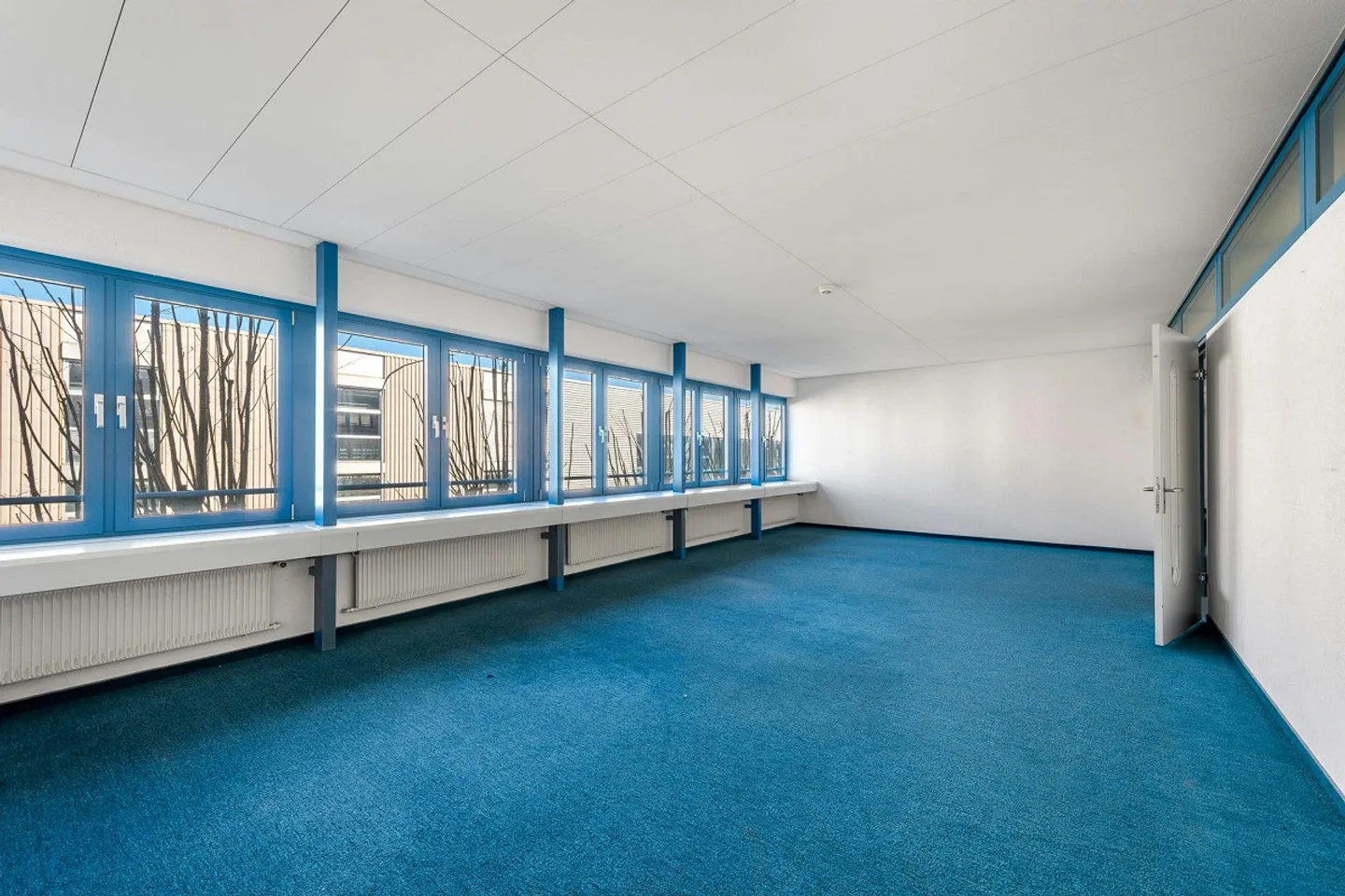 Up to 20,000 m² warehouse/logistics space | Ramps | 130 parking spaces | available... - Photo 6 of 13