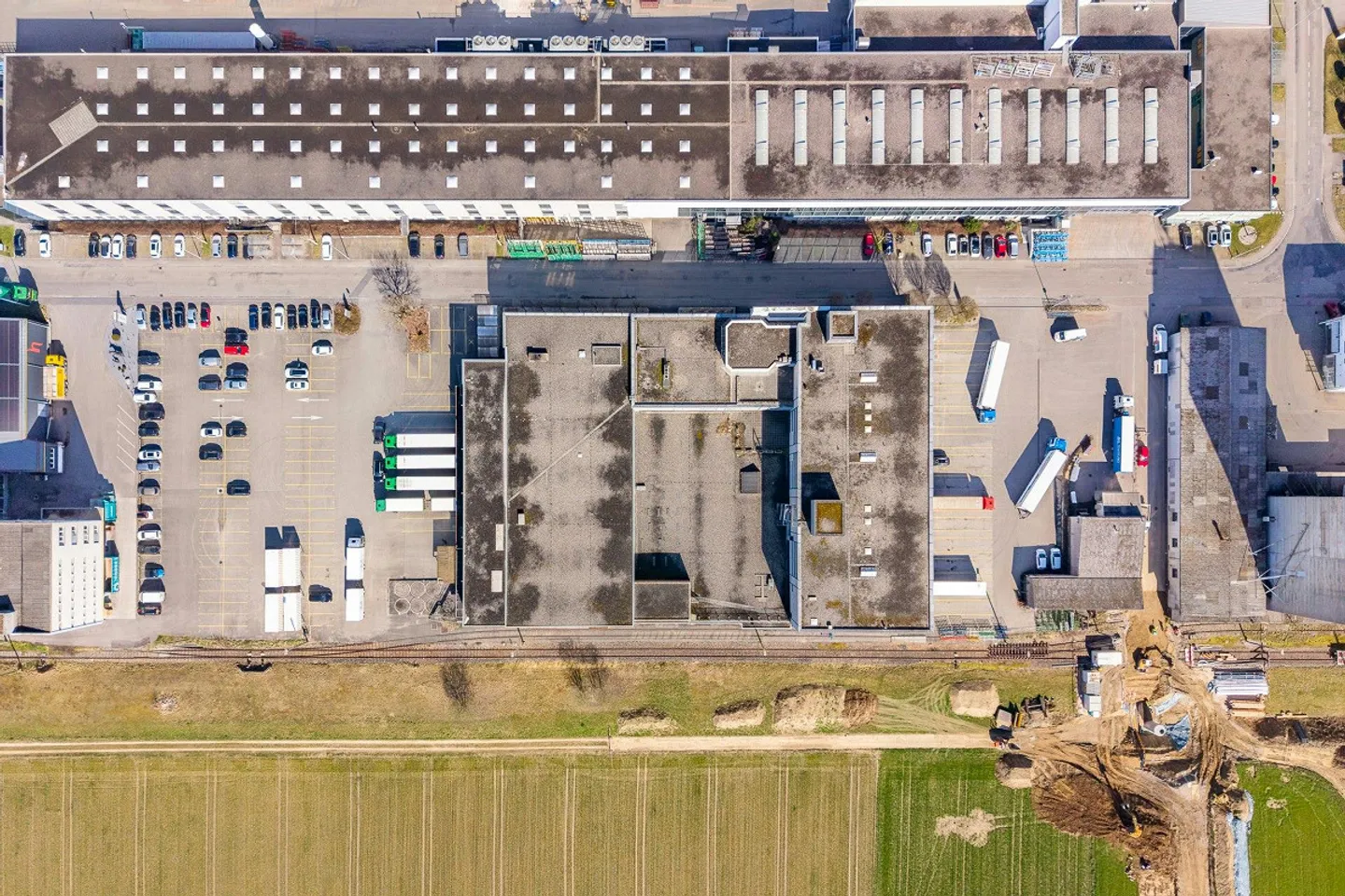 Up to 20,000 m² warehouse/logistics space | Ramps | 130 parking spaces | available... - Photo 2 of 13