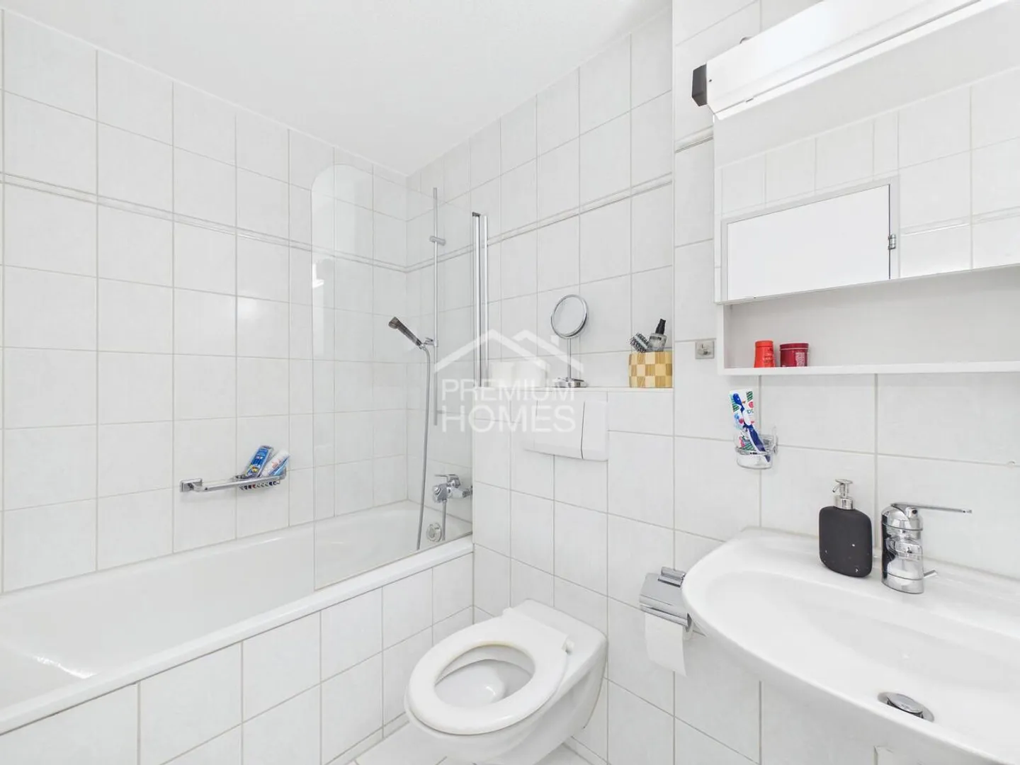 Sunny Dream Home with Private Garden - Photo 7 of 11