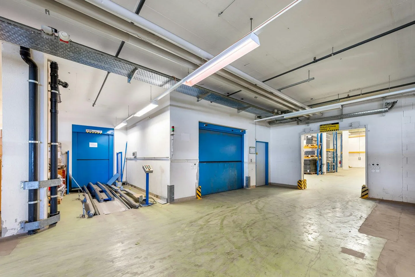 Up to 20,000 m² warehouse/logistics space | Ramps | 130 parking spaces | available... - Photo 10 of 13