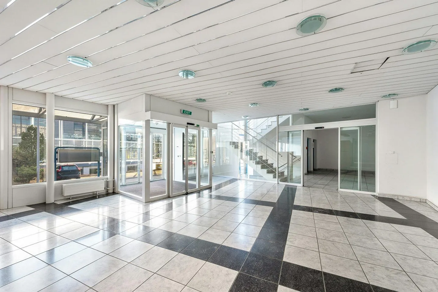 Up to 20,000 m² warehouse/logistics space | Ramps | 130 parking spaces | available... - Photo 13 of 13