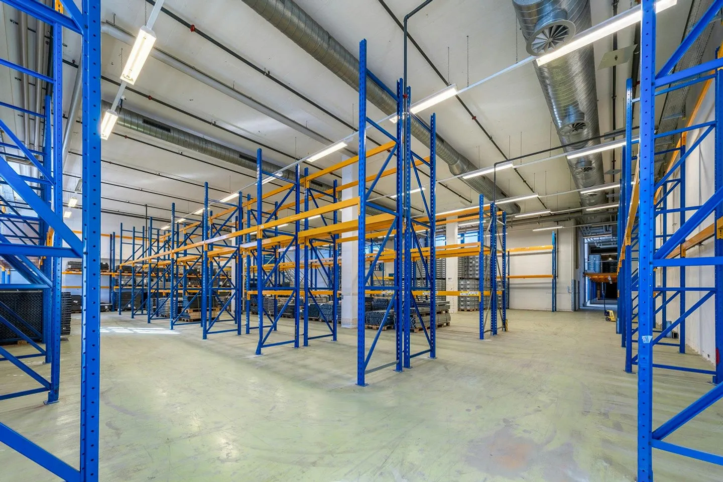 Up to 20,000 m² warehouse/logistics space | Ramps | 130 parking spaces | available... - Photo 9 of 13