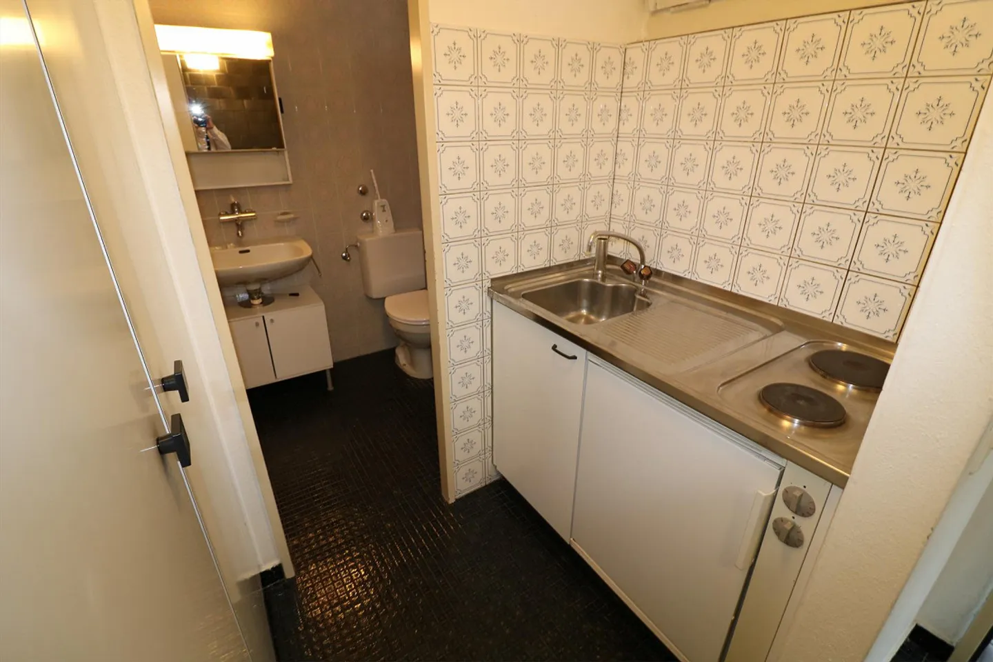 In the center: Studio for rent! - Photo 4 of 5