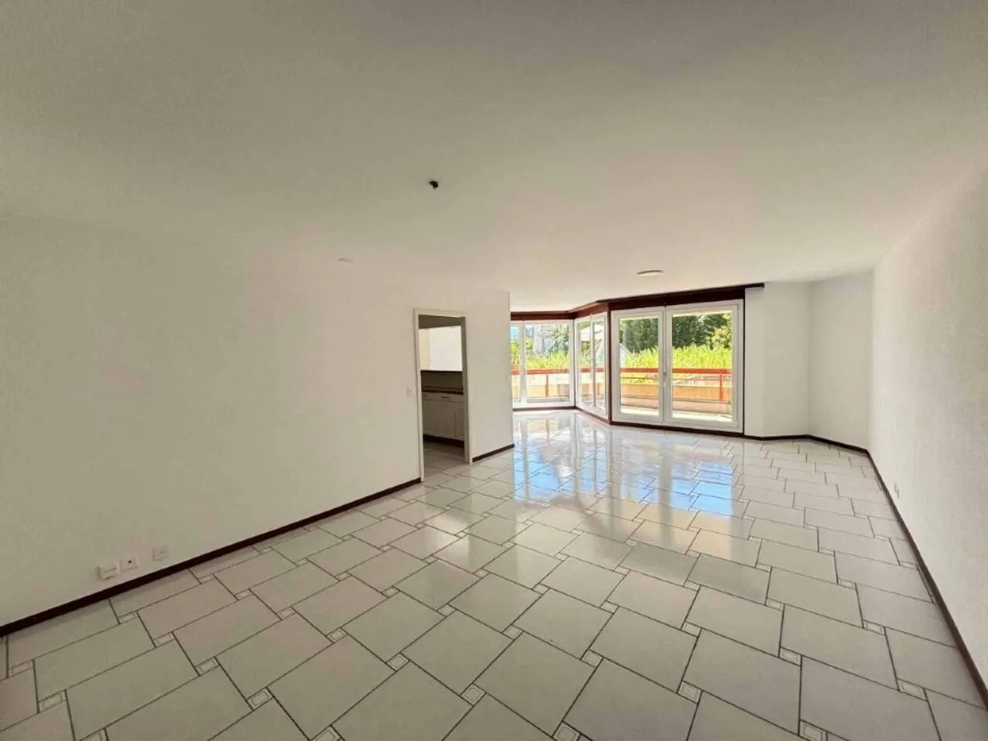 3.5-room apartment with south-facing terrace in sought-after neighborhood - Photo 2 of 9