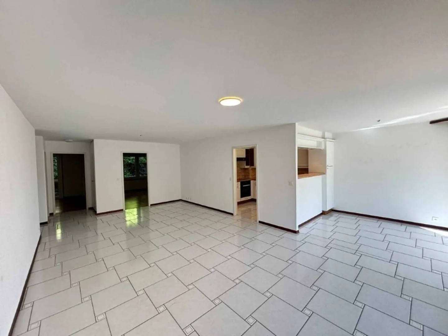 3.5-room apartment with south-facing terrace in sought-after neighborhood - Photo 3 of 9