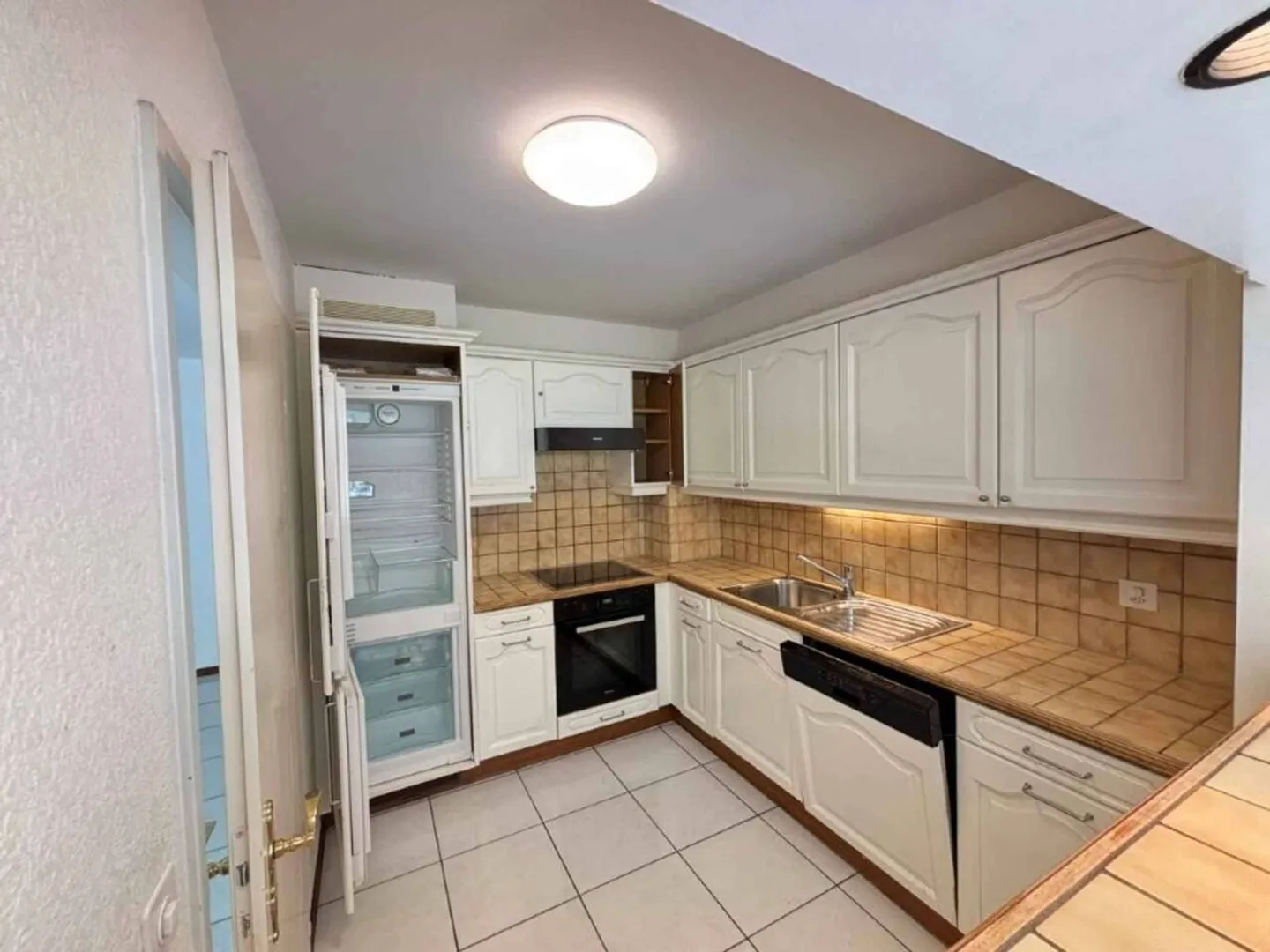 3.5-room apartment with south-facing terrace in sought-after neighborhood - Photo 4 of 9