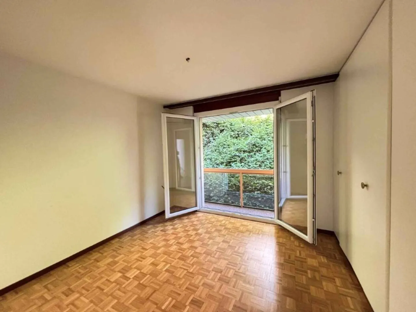 3.5-room apartment with south-facing terrace in sought-after neighborhood - Photo 5 of 9