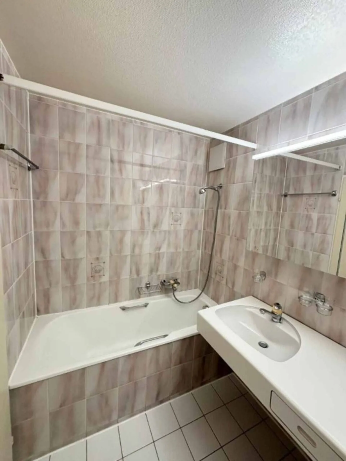 3.5-room apartment with south-facing terrace in sought-after neighborhood - Photo 7 of 9