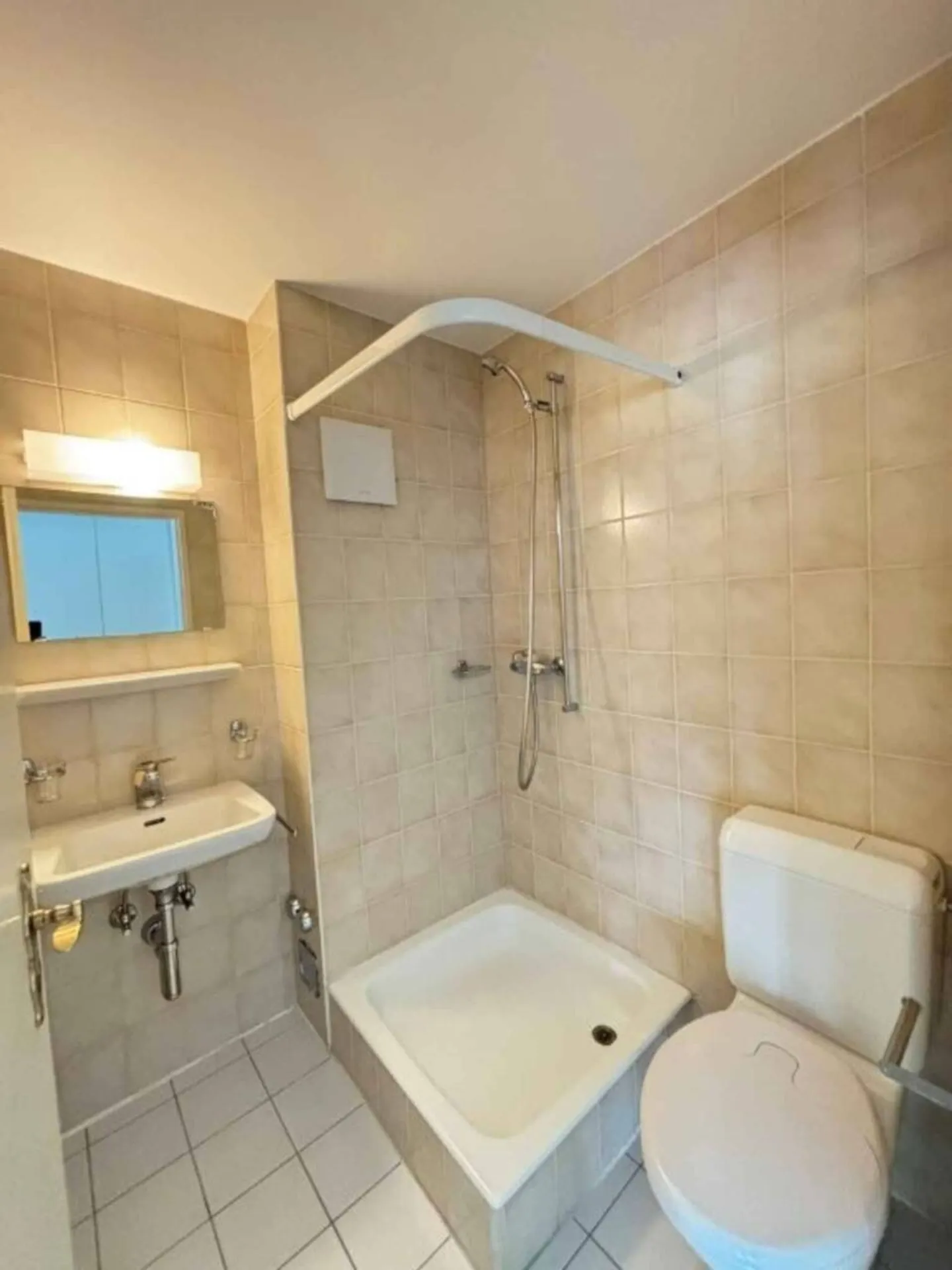 3.5-room apartment with south-facing terrace in sought-after neighborhood - Photo 8 of 9