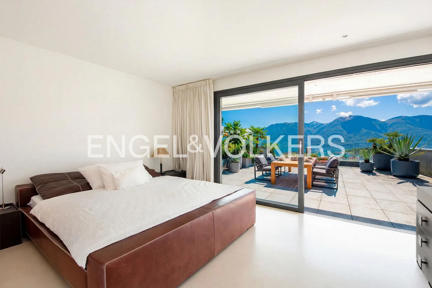 Exclusive penthouse apartment with dream lake view (67) - Photo 8 of 15