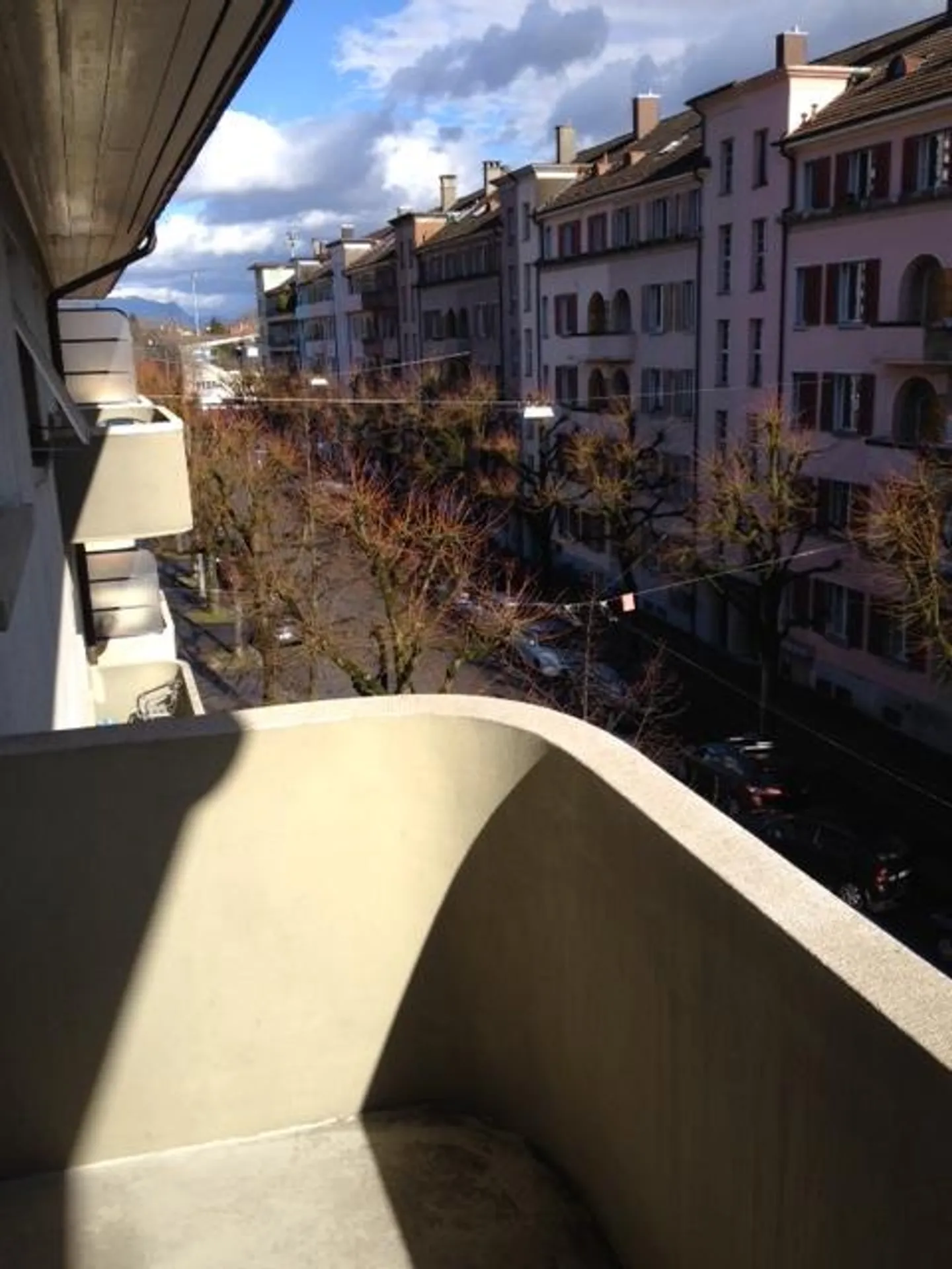 Appartement 2.5 pièces partiellement rénové avec balcon - Photo 3 sur 7