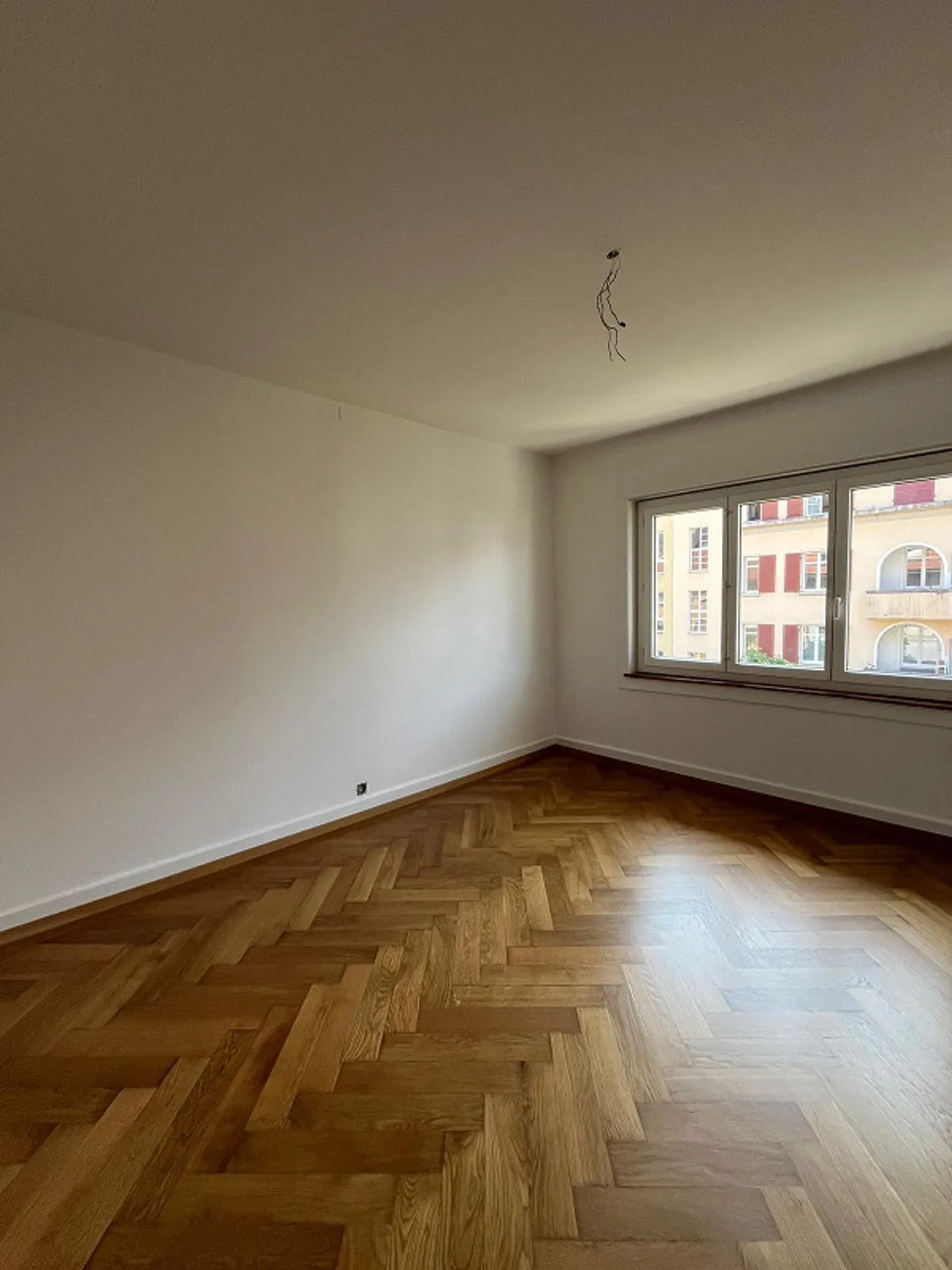 Appartement 2.5 pièces partiellement rénové avec balcon - Photo 4 sur 7