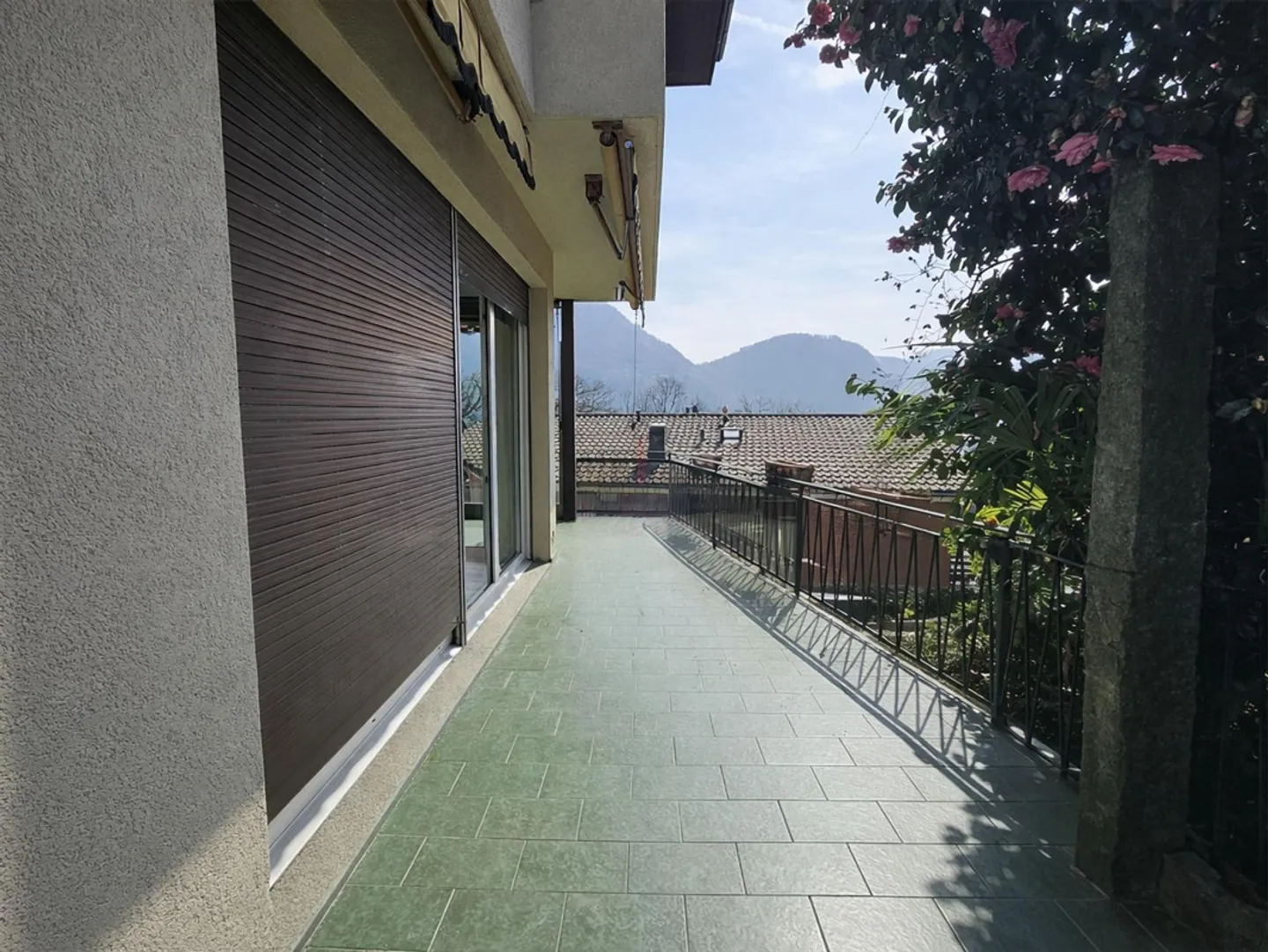 RENOVATED, SPACIOUS TERRACE AND SPLENDID VIEW - Photo 6 of 12