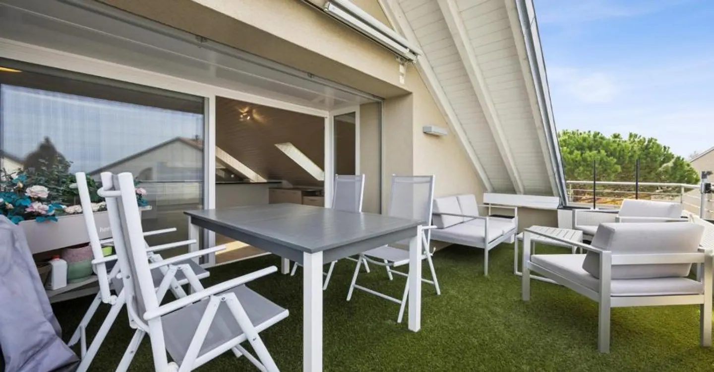 Spacieux duplex avec grande terrasse et beau dégagement sur le lac au - Foto 3 di 8