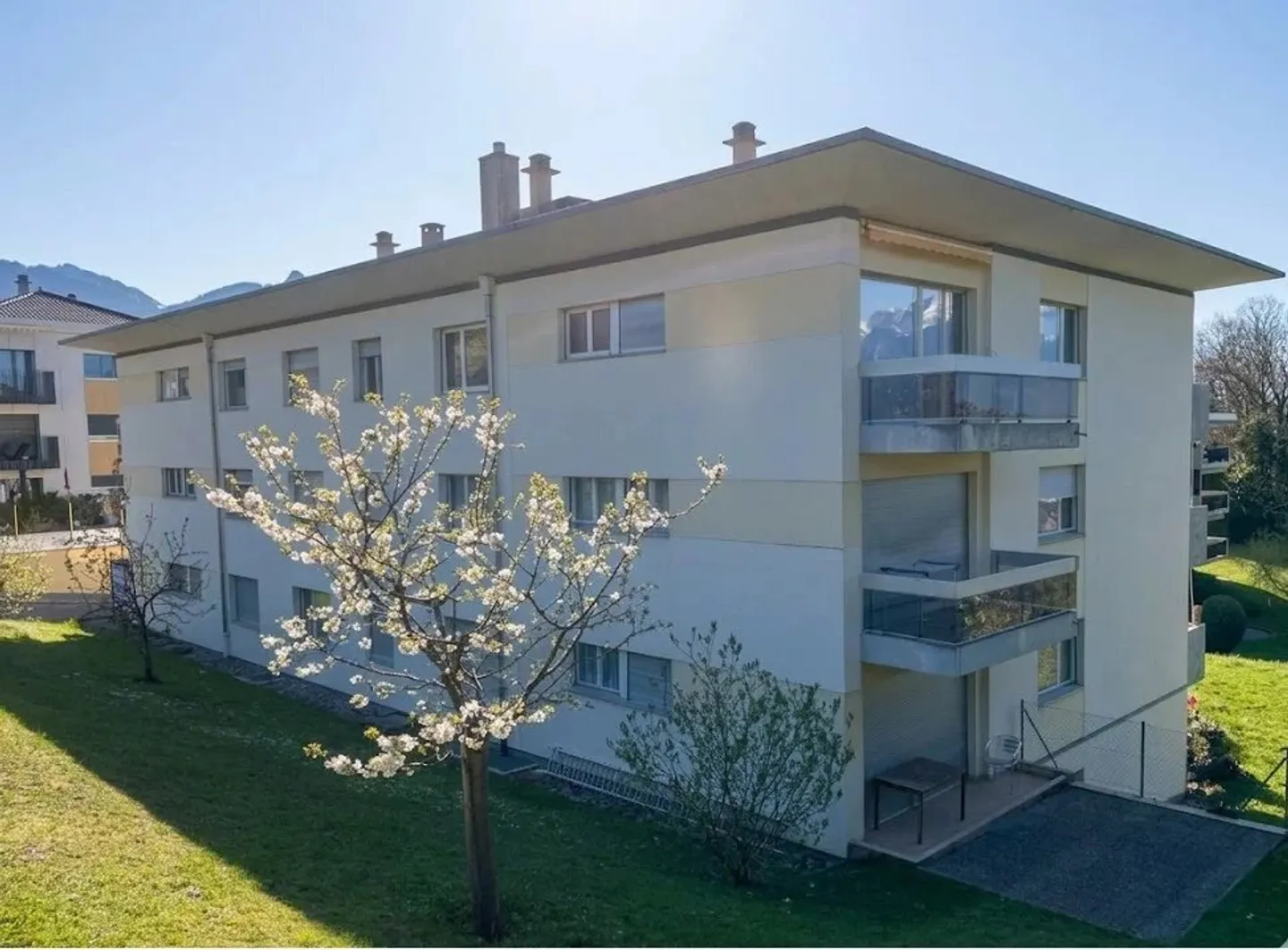 Appartement spacieux avec vue sur le lac - Photo 1 sur 6